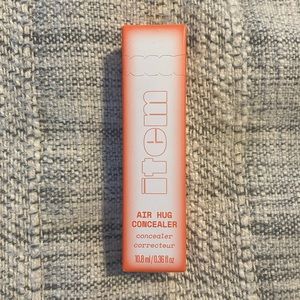 Item air hug concealer. Shade 200.